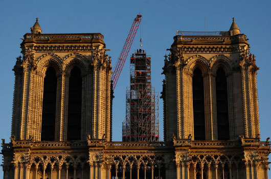 Novo galo de ouro é colocado no topo da Catedral Notre-Dame, em Paris - Christian HartmannReuters